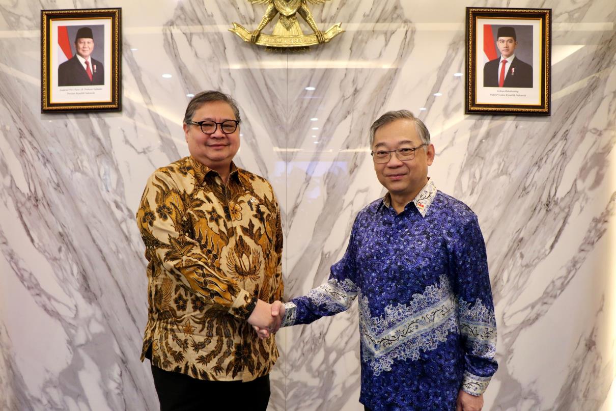 Deputy Prime Minister Gan Kim Yong with Indonesia's Coordinating Minister for Economic Affairs Airlangga Hartarto at the 16th Singapore-Indonesia 6WG Ministerial Meeting