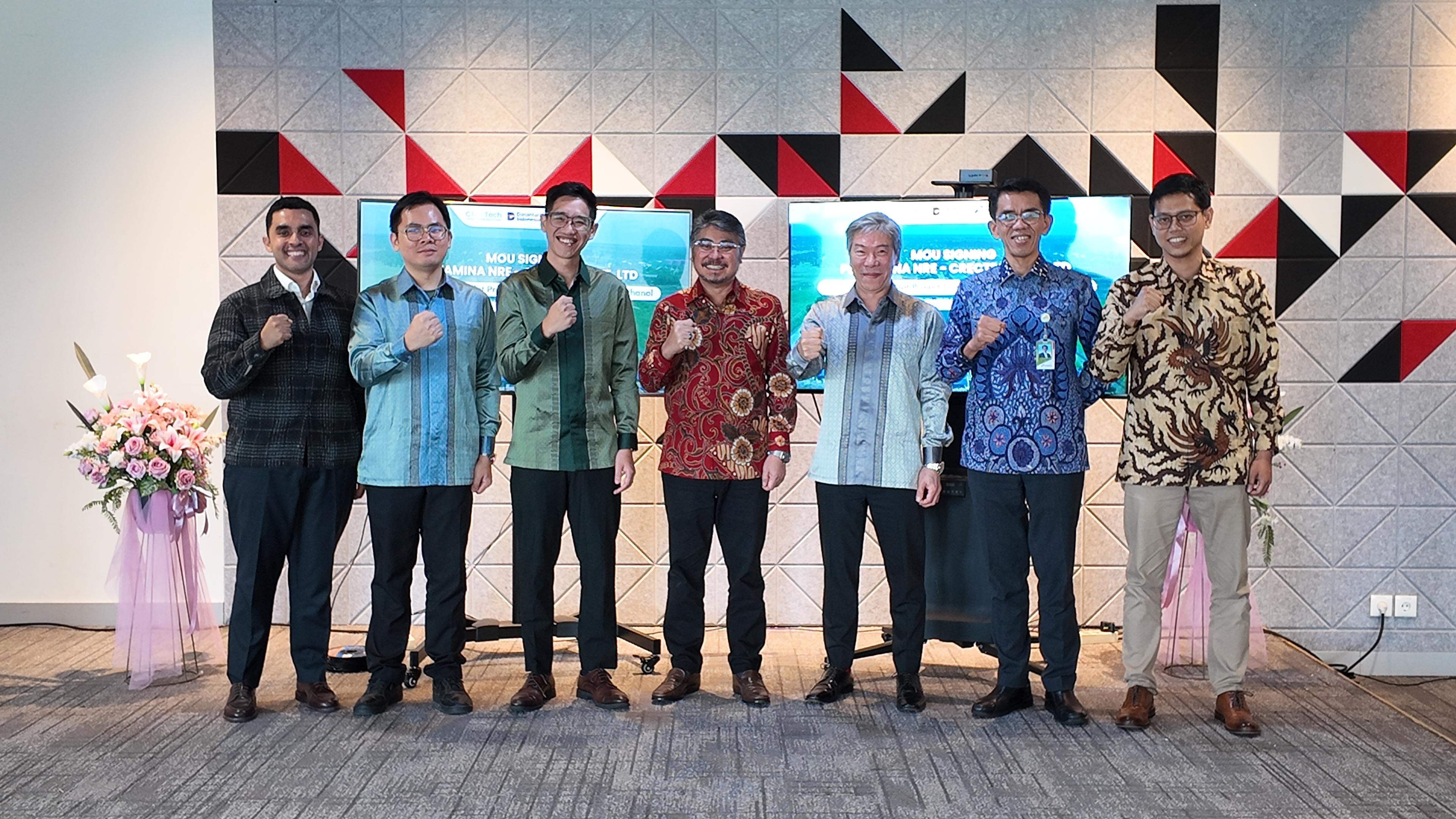 Mr. Muhammad Taufik, Dr. Haw Kok Giap, Dr. Lim Kang Hui, Mr. John Anis, Mr. Lai Khai Khuen, Mr. Harsono Budi Santoso, and Dr. Bayu Prabowo at the signing